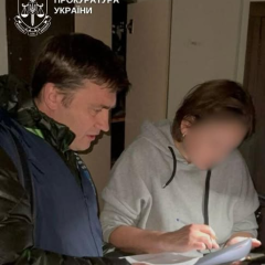Врачи на фоне родильного дома