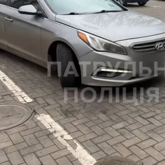 Водитель незаконно припарковался на месте для инвалидов