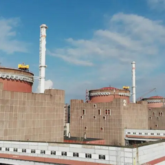 Разрушенное боковое здание кризисного центра ЗАЭС