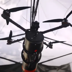 Логотип технологического спорта на фоне Украинского флага