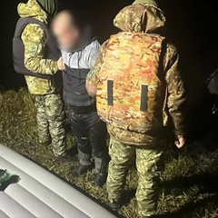 Чоловік на надувному матраці біля річки