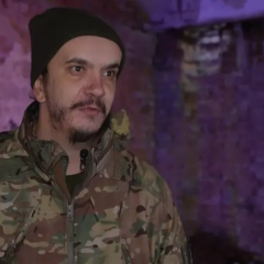 Боец ВСУ в окопе с россиянами