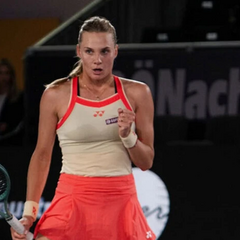 Ястремська ударяє ракетку на тенісному корті