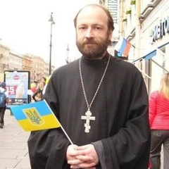 Священник под арестом с украинским флагом