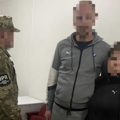 Чоловік з інвалідною дружиною виїжджає за кордон