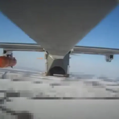 Дроны с искусственным интеллектом на фоне флага Украины