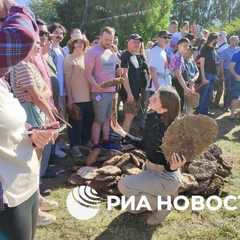 В Пермском крае прошли соревнования: россияне бросались коровьим навозом
