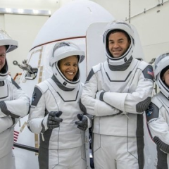 Космічне судно компанії SpaceX запускається