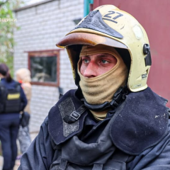 Російський дрон на даху будинку