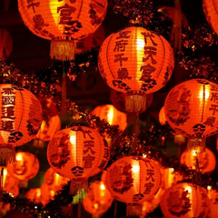 Люди, праздник, дракон та роштампи