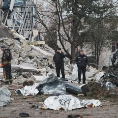 Зруйнована будівля міськради Ізюму після атаки