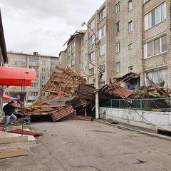 Негода в Сибиру - зруйновані дахи та дерева