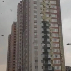 Негода у Києві. Розбирають недобудову на Осокорках