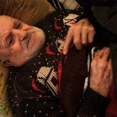 Чоловік з ланцюгом на ліжку