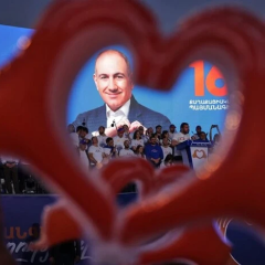 Карта России и Армении на фоне