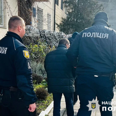 Поліцейські на місці трагедії.