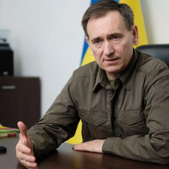 Нардеп виступає на прес-конференції