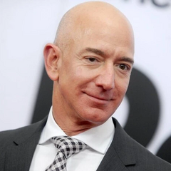 Логотип Amazon на тлі американського телеканалу