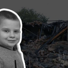 Мама розкопує завали голими руками