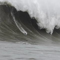 Серфер на гігантській 32-метровій хвилі