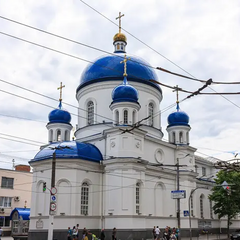 Логотип УПЦ на фоне церковного здания