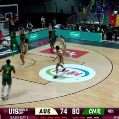 Баскетболіст забиває м'яч у власний кошик