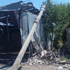 Робоча бригада відновлює електроенергію після обстрілів