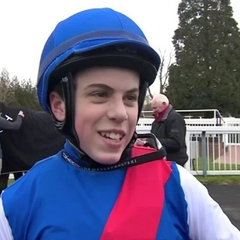 Фото 19-летнего британского жокея