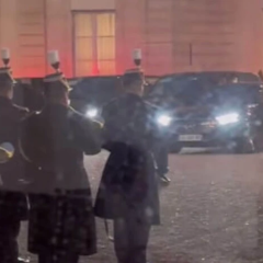 Телеведуча з мікрофоном у руках