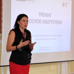 Жінка з документами в руках