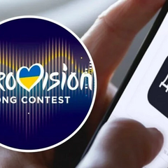 Исполнитель поет на сцене