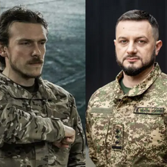 Люди в військовій формі стоять поруч з прапорами