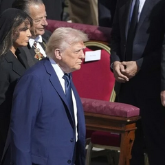 Трамп с ошибкой в костюме