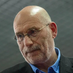 Російський письменник у релаксі в кріслі