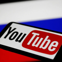 Логотип YouTube на російському прапорі