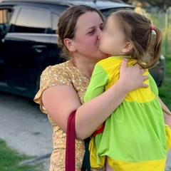 Дитина блукає в лісі