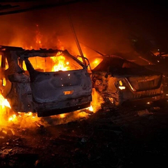 Автомобілі горять під час нічної атаки