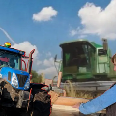 Украинская женщина за рулем трактора