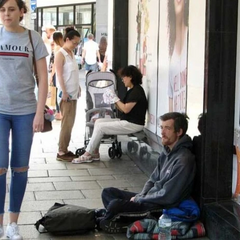 Группа людей на грани бедности