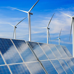 Ветряные турбины на фоне солнечных панелей