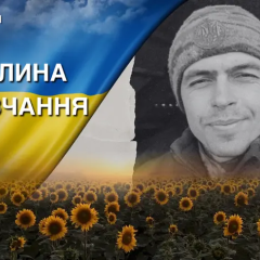 Український вояк в формі, лежить на землі