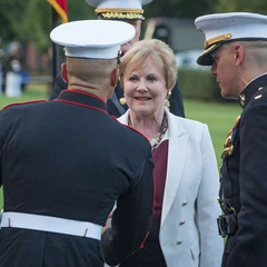 Картинка: конгрессвумен пересекает путь Маска