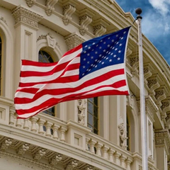 Тысячи уволенных госслужащих в ожидании восстановления