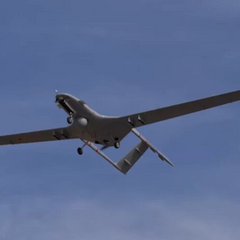 Мэр Москвы смотрит в бинокль, дроны