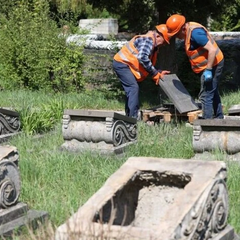 Раскопки советских могил на Холме Славы