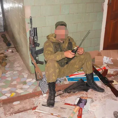 Зображення трьох чоловіків у спеціальних костюмах