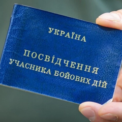 Военнослужащий на фоне украинского флага
