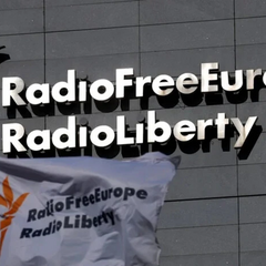 Логотип Радіо Свобода на фоні суду