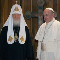 Римо-католицький єпископ аплодує Папі Франциску