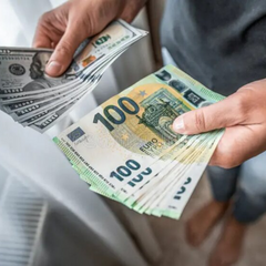 Українці раптово скупують долари та євро